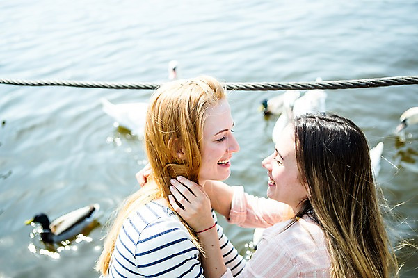 포토 JPG 주간 서양인 외국인 커플 응시 여자 행복 여러마리 미소 사람 상반신 20대 성인 야외 두명 옆모습 강 마주보기 다정 만지기 백조 청둥오리 동성애자 성인여자만 국내포토 자연요소 시선 감정 뷰포인트 다수 컨셉 관계 모션 조류 오리 표정 인종 청년 여자만 성인만 파일형식 성소수자