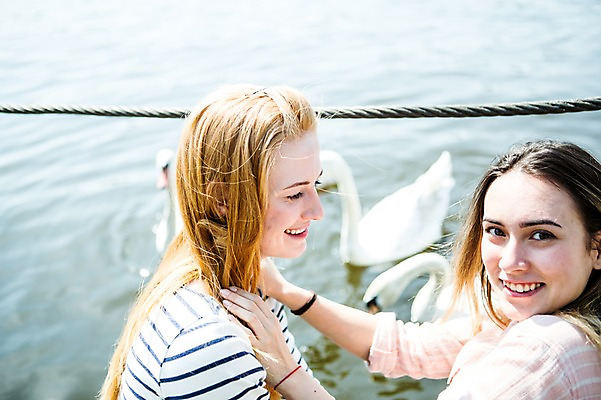 포토 JPG 주간 서양인 외국인 커플 응시 여자 행복 여러마리 미소 사람 상반신 20대 성인 야외 두명 강 마주보기 다정 백조 동성애자 성인여자만 국내포토 자연요소 시선 감정 다수 컨셉 관계 모션 조류 표정 인종 청년 여자만 성인만 파일형식 성소수자