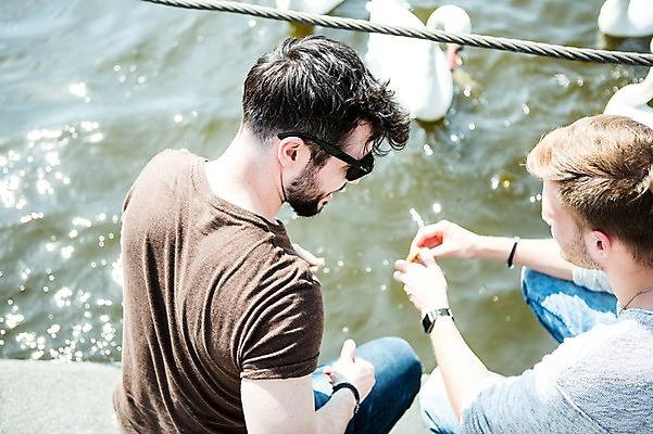 포토 JPG 주간 서양인 외국인 커플 응시 남자 행복 여러마리 대화 사람 앉기 상반신 20대 성인 야외 두명 뒷모습 강 선글라스 다정 백조 동성애자 성인남자만 국내포토 자연요소 시선 감정 안경 뷰포인트 다수 컨셉 관계 모션 조류 말하기 인종 청년 남자만 성인만 파일형식 성소수자