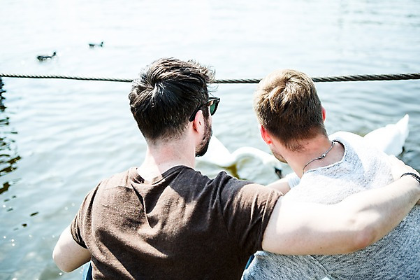 포토 JPG 주간 서양인 외국인 커플 응시 남자 행복 안기 어깨동무 사람 앉기 상반신 20대 성인 야외 두명 뒷모습 강 다정 백조 동성애자 성인남자만 국내포토 자연요소 시선 감정 뷰포인트 포즈 컨셉 관계 모션 조류 인종 청년 남자만 성인만 파일형식 성소수자