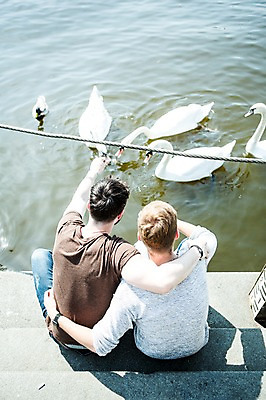 포토 JPG 주간 서양인 외국인 커플 남자 행복 여러마리 어깨동무 사람 앉기 상반신 20대 성인 야외 두명 뒷모습 강 계단 다정 백조 동성애자 모이주기 성인남자만 국내포토 자연요소 감정 뷰포인트 포즈 다수 컨셉 관계 모션 조류 인종 청년 남자만 성인만 파일형식 성소수자