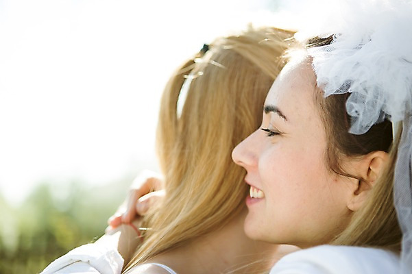 포토 JPG 주간 서양인 외국인 커플 여자 행복 웨딩드레스 결혼 안기 결혼식 면사포 미소 사람 근접촬영 상반신 20대 성인 야외 두명 옆모습 다정 동성애자 성인여자만 국내포토 자연요소 드레스 감정 뷰포인트 컨셉 관계 모션 표정 인종 이벤트 청년 결혼소품 여자만 성인만 파일형식 성소수자