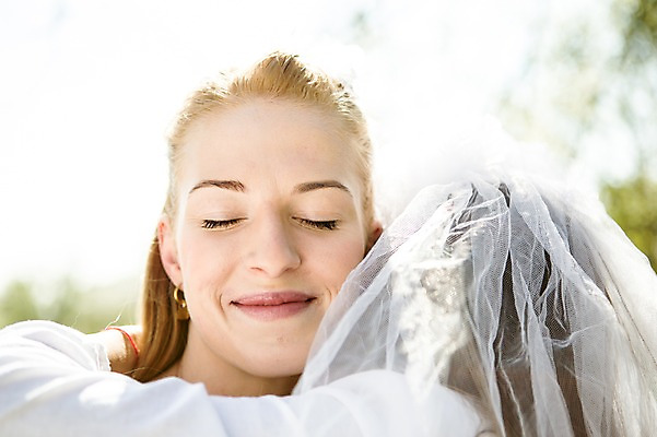 포토 JPG 주간 서양인 외국인 커플 여자 행복 얼굴 결혼 안기 면사포 미소 사람 상반신 20대 성인 야외 두명 앞모습 뒷모습 신체부위 눈감음 다정 동성애자 클로즈 성인여자만 국내포토 자연요소 감정 뷰포인트 컨셉 관계 모션 표정 인종 이벤트 청년 결혼소품 여자만 성인만 파일형식 성소수자