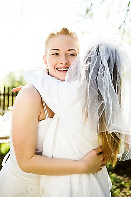 포토 JPG 주간 서양인 외국인 커플 응시 여자 행복 웨딩드레스 결혼 안기 결혼식 면사포 미소 사람 상반신 20대 성인 야외 두명 앞모습 뒷모습 다정 동성애자 성인여자만 국내포토 자연요소 시선 드레스 감정 뷰포인트 컨셉 관계 모션 표정 인종 이벤트 청년 결혼소품 여자만 성인만 파일형식 성소수자