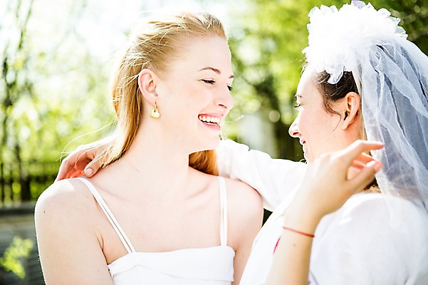 포토 JPG 주간 서양인 외국인 커플 여자 행복 웨딩드레스 결혼 안기 결혼식 면사포 미소 사람 근접촬영 상반신 20대 성인 야외 두명 옆모습 마주보기 다정 즐거움 동성애자 성인여자만 국내포토 자연요소 드레스 감정 뷰포인트 컨셉 관계 모션 표정 인종 이벤트 청년 결혼소품 여자만 성인만 파일형식 성소수자