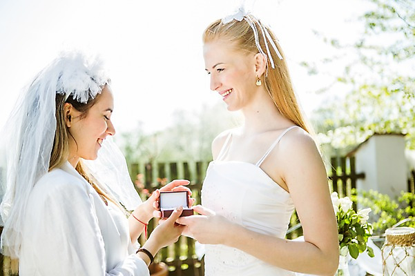 포토 JPG 주간 서양인 외국인 커플 응시 여자 행복 웨딩드레스 결혼 면사포 미소 사람 상반신 20대 성인 야외 두명 옆모습 다정 결혼반지 보여주기 동성애자 성인여자만 국내포토 자연요소 시선 드레스 감정 뷰포인트 컨셉 관계 모션 표정 인종 이벤트 청년 반지 결혼소품 여자만 성인만 파일형식 성소수자