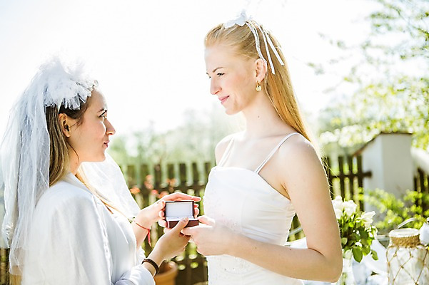 포토 JPG 주간 서양인 외국인 커플 응시 여자 행복 웨딩드레스 결혼 면사포 미소 사람 상반신 20대 성인 야외 두명 옆모습 마주보기 다정 결혼반지 보여주기 동성애자 성인여자만 국내포토 자연요소 시선 드레스 감정 뷰포인트 컨셉 관계 모션 표정 인종 이벤트 청년 반지 결혼소품 여자만 성인만 파일형식 성소수자