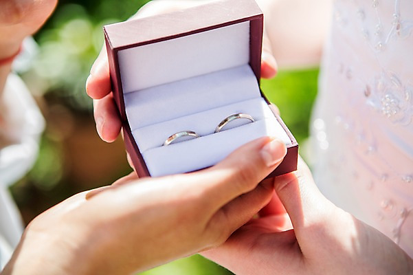 포토 JPG 주간 서양인 외국인 커플 여자 행복 결혼 사람 근접촬영 20대 성인 야외 두명 신체부위 다정 양손 결혼반지 보여주기 동성애자 성인여자만 국내포토 자연요소 손 감정 뷰포인트 컨셉 관계 모션 인종 이벤트 청년 반지 여자만 성인만 파일형식 성소수자