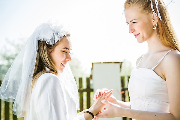 포토 JPG 주간 서양인 외국인 커플 응시 여자 행복 웨딩드레스 결혼 면사포 미소 사람 상반신 20대 성인 야외 두명 옆모습 마주보기 다정 반지 동성애자 끼우기 성인여자만 국내포토 자연요소 시선 드레스 감정 뷰포인트 컨셉 장신구 관계 모션 표정 인종 이벤트 청년 결혼소품 여자만 성인만 파일형식 성소수자