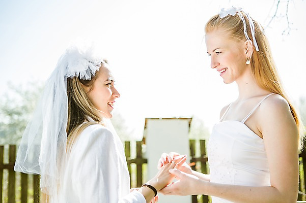 포토 JPG 주간 서양인 외국인 커플 응시 여자 행복 웨딩드레스 결혼 면사포 미소 사람 상반신 20대 성인 야외 두명 옆모습 마주보기 손잡기 다정 반지 동성애자 끼우기 성인여자만 국내포토 자연요소 시선 드레스 감정 뷰포인트 컨셉 장신구 관계 모션 표정 인종 이벤트 청년 결혼소품 여자만 성인만 파일형식 성소수자