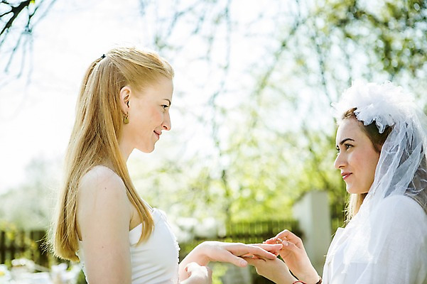 포토 JPG 주간 서양인 외국인 손 커플 응시 여자 행복 웨딩드레스 결혼 면사포 미소 사람 상반신 20대 성인 야외 두명 옆모습 마주보기 다정 반지 동성애자 끼우기 성인여자만 국내포토 자연요소 시선 드레스 감정 뷰포인트 컨셉 장신구 관계 모션 표정 인종 이벤트 청년 신체부위 결혼소품 여자만 성인만 파일형식 성소수자