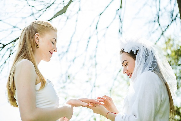 포토 JPG 주간 서양인 외국인 손 커플 응시 여자 행복 웨딩드레스 결혼 면사포 미소 사람 상반신 20대 성인 야외 두명 옆모습 다정 반지 동성애자 끼우기 성인여자만 국내포토 자연요소 시선 드레스 감정 뷰포인트 컨셉 장신구 관계 표정 인종 이벤트 청년 신체부위 결혼소품 여자만 성인만 파일형식 성소수자