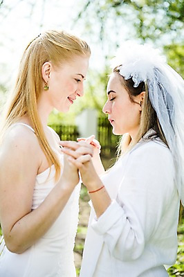 포토 JPG 주간 서양인 외국인 커플 응시 여자 행복 웨딩드레스 결혼 면사포 서기 미소 사람 상반신 20대 성인 야외 두명 옆모습 마주보기 눈감음 손잡기 다정 동성애자 성인여자만 국내포토 자연요소 시선 드레스 감정 뷰포인트 컨셉 관계 모션 표정 인종 이벤트 청년 결혼소품 여자만 성인만 파일형식 성소수자