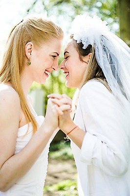 포토 JPG 주간 서양인 외국인 커플 응시 여자 행복 웨딩드레스 결혼 면사포 미소 사람 상반신 20대 성인 야외 두명 옆모습 마주보기 손잡기 다정 동성애자 성인여자만 국내포토 자연요소 시선 드레스 감정 뷰포인트 컨셉 관계 모션 표정 인종 이벤트 청년 결혼소품 여자만 성인만 파일형식 성소수자