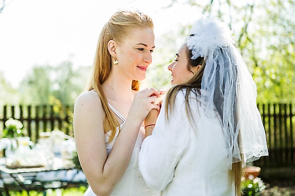 포토 JPG 주간 서양인 외국인 커플 응시 여자 행복 웨딩드레스 결혼 면사포 미소 사람 상반신 20대 성인 야외 두명 옆모습 마주보기 손잡기 다정 동성애자 성인여자만 국내포토 자연요소 시선 드레스 감정 뷰포인트 컨셉 관계 모션 표정 인종 이벤트 청년 결혼소품 여자만 성인만 파일형식 성소수자