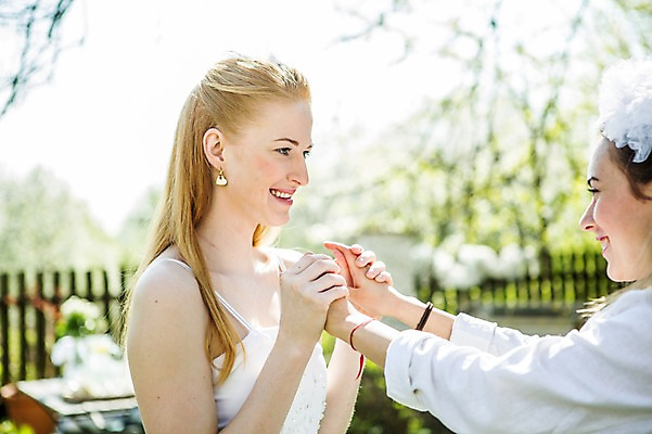 포토 JPG 주간 서양인 외국인 커플 응시 여자 행복 웨딩드레스 결혼 면사포 미소 사람 상반신 20대 성인 야외 두명 옆모습 마주보기 손잡기 다정 동성애자 성인여자만 국내포토 자연요소 시선 드레스 감정 뷰포인트 컨셉 관계 모션 표정 인종 이벤트 청년 결혼소품 여자만 성인만 파일형식 성소수자