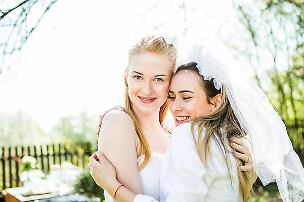 포토 JPG 주간 서양인 외국인 커플 응시 여자 행복 웨딩드레스 결혼 안기 결혼식 면사포 미소 사람 상반신 20대 성인 야외 두명 옆모습 다정 동성애자 성인여자만 국내포토 자연요소 시선 드레스 감정 뷰포인트 컨셉 관계 모션 표정 인종 이벤트 청년 결혼소품 여자만 성인만 파일형식 성소수자