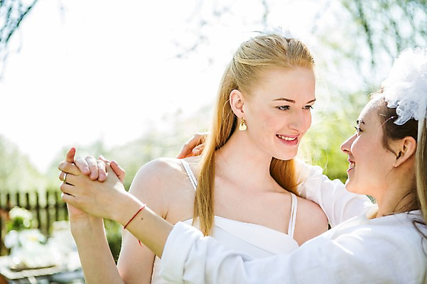 포토 JPG 주간 서양인 외국인 커플 응시 여자 행복 웨딩드레스 결혼 결혼식 면사포 미소 사람 상반신 20대 성인 야외 두명 앞모습 옆모습 마주보기 손잡기 다정 춤 동성애자 성인여자만 어깨에손 국내포토 자연요소 시선 드레스 감정 뷰포인트 컨셉 관계 모션 문화예술 표정 인종 이벤트 청년 결혼소품 여자만 성인만 파일형식 성소수자