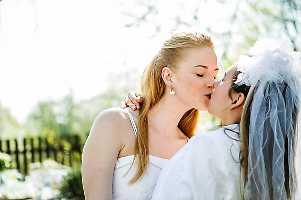 포토 JPG 주간 서양인 외국인 커플 여자 행복 웨딩드레스 결혼 안기 결혼식 키스 면사포 사람 상반신 20대 성인 야외 두명 옆모습 눈감음 다정 동성애자 성인여자만 국내포토 자연요소 드레스 감정 뷰포인트 컨셉 관계 모션 인종 이벤트 청년 애정표현 결혼소품 여자만 성인만 파일형식 성소수자