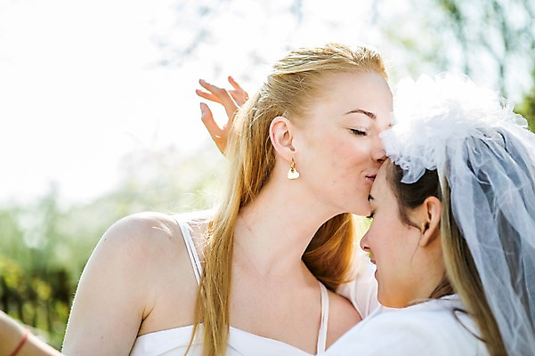 포토 JPG 주간 서양인 외국인 커플 여자 행복 웨딩드레스 결혼 결혼식 키스 면사포 사람 상반신 20대 성인 야외 두명 앞모습 옆모습 다정 동성애자 이마 성인여자만 국내포토 자연요소 드레스 감정 뷰포인트 컨셉 관계 인종 이벤트 청년 애정표현 결혼소품 여자만 성인만 파일형식 성소수자