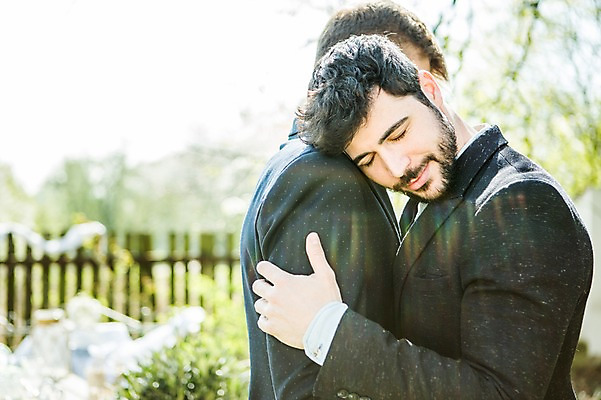 포토 JPG 주간 서양인 외국인 커플 남자 행복 안기 미소 사람 정장 상반신 20대 성인 야외 두명 옆모습 눈감음 기댐 다정 동성애자 성인남자만 국내포토 자연요소 옷 감정 뷰포인트 컨셉 관계 모션 표정 인종 청년 남자만 성인만 파일형식 성소수자