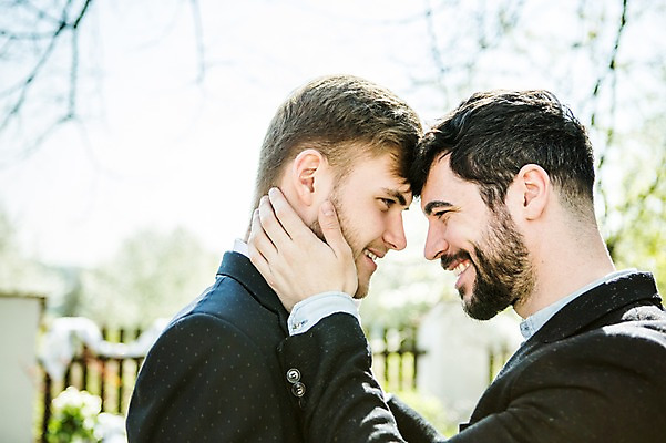 포토 JPG 주간 서양인 외국인 커플 응시 남자 행복 미소 사람 정장 상반신 20대 성인 야외 두명 옆모습 다정 잡기 목 동성애자 성인남자만 머리맞대기 국내포토 자연요소 시선 옷 감정 뷰포인트 컨셉 관계 모션 표정 인종 청년 신체부위 남자만 성인만 파일형식 성소수자