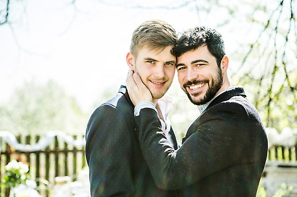 포토 JPG 주간 서양인 외국인 커플 응시 남자 행복 미소 웃음 사람 정장 상반신 20대 성인 야외 두명 옆모습 다정 잡기 목 동성애자 성인남자만 국내포토 자연요소 시선 옷 감정 뷰포인트 컨셉 관계 모션 표정 인종 청년 신체부위 남자만 성인만 파일형식 성소수자