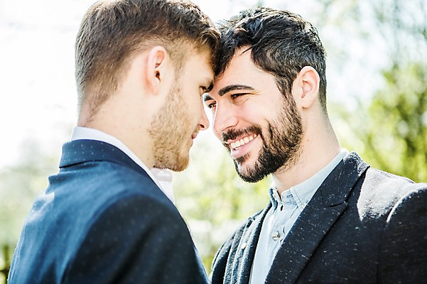 포토 JPG 주간 서양인 외국인 커플 응시 남자 행복 미소 사람 정장 상반신 20대 성인 야외 두명 옆모습 다정 동성애자 성인남자만 머리맞대기 국내포토 자연요소 시선 옷 감정 뷰포인트 컨셉 관계 모션 표정 인종 청년 남자만 성인만 파일형식 성소수자