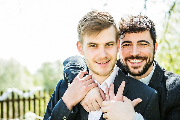 포토 JPG 주간 서양인 외국인 커플 응시 남자 행복 안기 미소 사람 상반신 20대 성인 야외 두명 앞모습 손잡기 다정 백허그 동성애자 성인남자만 국내포토 자연요소 시선 감정 뷰포인트 컨셉 관계 모션 포옹 표정 인종 청년 남자만 성인만 파일형식 성소수자