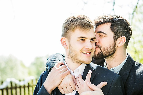 포토 JPG 주간 서양인 외국인 커플 응시 남자 행복 안기 키스 미소 사람 상반신 20대 성인 야외 두명 앞모습 옆모습 손잡기 다정 볼 백허그 동성애자 성인남자만 국내포토 자연요소 시선 감정 뷰포인트 컨셉 관계 모션 포옹 표정 인종 청년 신체부위 애정표현 남자만 성인만 파일형식 성소수자