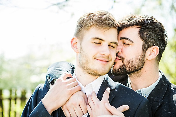 포토 JPG 주간 서양인 외국인 커플 남자 행복 안기 키스 미소 사람 상반신 20대 성인 야외 두명 앞모습 눈감음 손잡기 다정 볼 백허그 동성애자 성인남자만 국내포토 자연요소 감정 뷰포인트 컨셉 관계 모션 포옹 표정 인종 청년 신체부위 애정표현 남자만 성인만 파일형식 성소수자