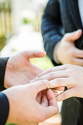 포토 JPG 주간 서양인 외국인 커플 남자 행복 사람 정장 근접촬영 20대 성인 야외 두명 신체부위 다정 양손 반지 동성애자 끼우기 성인남자만 국내포토 자연요소 손 옷 감정 뷰포인트 컨셉 장신구 관계 인종 청년 남자만 성인만 파일형식 성소수자