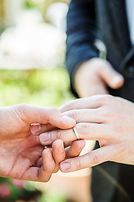 포토 JPG 주간 서양인 외국인 손 커플 남자 행복 사람 정장 근접촬영 상반신 20대 성인 야외 두명 신체부위 다정 반지 동성애자 끼우기 성인남자만 국내포토 자연요소 옷 감정 뷰포인트 컨셉 장신구 관계 인종 청년 남자만 성인만 파일형식 성소수자