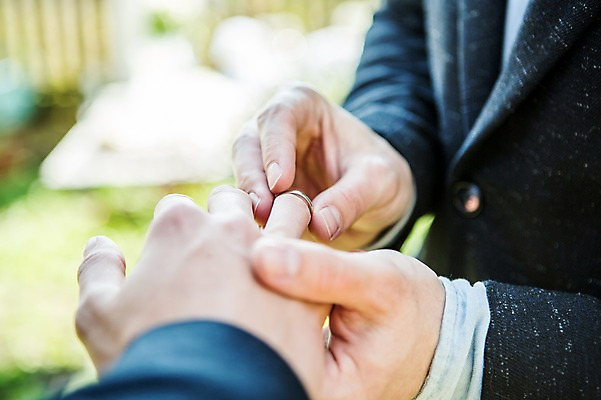 포토 JPG 주간 서양인 외국인 커플 남자 행복 사람 정장 근접촬영 20대 성인 야외 두명 신체부위 다정 양손 반지 동성애자 끼우기 성인남자만 국내포토 자연요소 손 옷 감정 뷰포인트 컨셉 장신구 관계 인종 청년 남자만 성인만 파일형식 성소수자