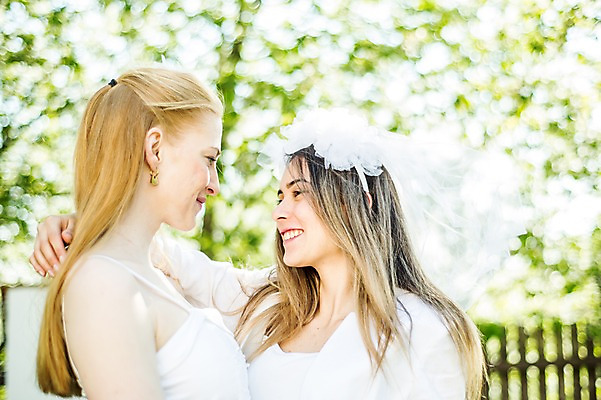 포토 JPG 주간 서양인 외국인 커플 응시 여자 행복 웨딩드레스 결혼 결혼식 면사포 미소 사람 상반신 20대 성인 야외 두명 옆모습 마주보기 다정 동성애자 성인여자만 어깨에손 국내포토 자연요소 시선 드레스 감정 뷰포인트 컨셉 관계 모션 표정 인종 이벤트 청년 결혼소품 여자만 성인만 파일형식 성소수자