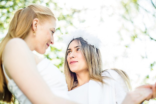 포토 JPG 주간 서양인 외국인 커플 응시 여자 행복 웨딩드레스 결혼 결혼식 면사포 미소 사람 상반신 20대 성인 야외 두명 옆모습 마주보기 손잡기 다정 동성애자 성인여자만 국내포토 자연요소 시선 드레스 감정 뷰포인트 컨셉 관계 모션 표정 인종 이벤트 청년 결혼소품 여자만 성인만 파일형식 성소수자