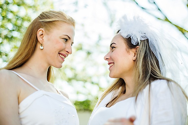 포토 JPG 주간 서양인 외국인 커플 응시 여자 행복 웨딩드레스 결혼 결혼식 면사포 미소 사람 상반신 20대 성인 야외 두명 옆모습 마주보기 다정 동성애자 성인여자만 국내포토 자연요소 시선 드레스 감정 뷰포인트 컨셉 관계 모션 표정 인종 이벤트 청년 결혼소품 여자만 성인만 파일형식 성소수자