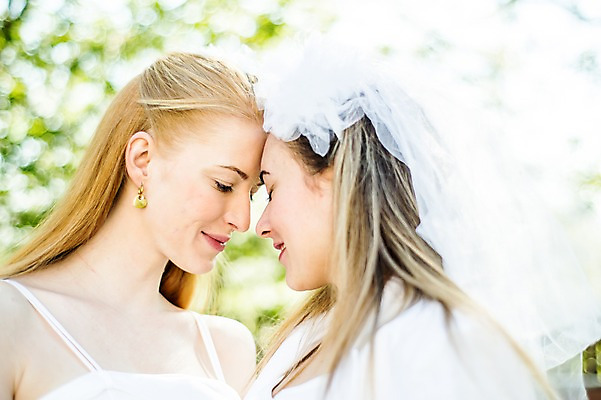 포토 JPG 주간 서양인 외국인 커플 여자 행복 웨딩드레스 결혼 결혼식 면사포 미소 사람 근접촬영 상반신 20대 성인 야외 두명 옆모습 눈감음 다정 동성애자 성인여자만 머리맞대기 국내포토 자연요소 드레스 감정 뷰포인트 컨셉 관계 모션 표정 인종 이벤트 청년 결혼소품 여자만 성인만 파일형식 성소수자