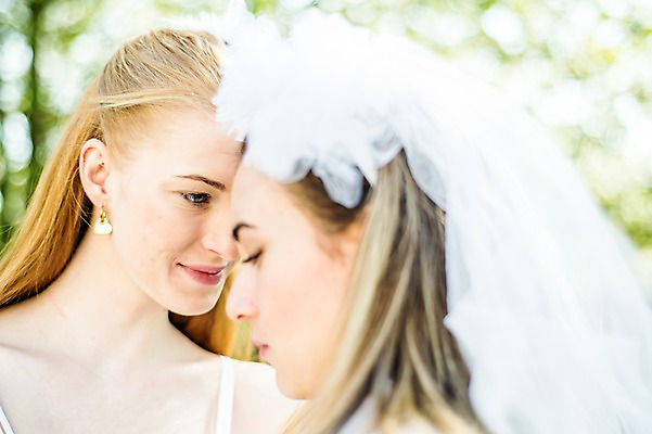 포토 JPG 주간 서양인 외국인 커플 응시 여자 행복 웨딩드레스 결혼 결혼식 면사포 미소 사람 근접촬영 상반신 20대 성인 야외 두명 옆모습 다정 동성애자 성인여자만 머리맞대기 국내포토 자연요소 시선 드레스 감정 뷰포인트 컨셉 관계 모션 표정 인종 이벤트 청년 결혼소품 여자만 성인만 파일형식 성소수자