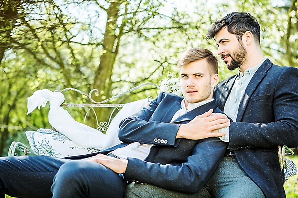 포토 JPG 주간 서양인 외국인 커플 응시 남자 행복 벤치 사람 앉기 정장 상반신 20대 성인 야외 두명 앞모습 옆모습 손잡기 기댐 다정 동성애자 성인남자만 국내포토 자연요소 시선 옷 감정 뷰포인트 컨셉 의자 관계 모션 인종 청년 남자만 성인만 파일형식 성소수자