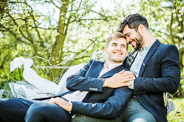 포토 JPG 주간 서양인 외국인 커플 응시 남자 행복 벤치 미소 사람 앉기 상반신 20대 성인 야외 두명 앞모습 옆모습 손잡기 기댐 다정 동성애자 성인남자만 머리맞대기 국내포토 자연요소 시선 감정 뷰포인트 컨셉 의자 관계 모션 표정 인종 청년 남자만 성인만 파일형식 성소수자