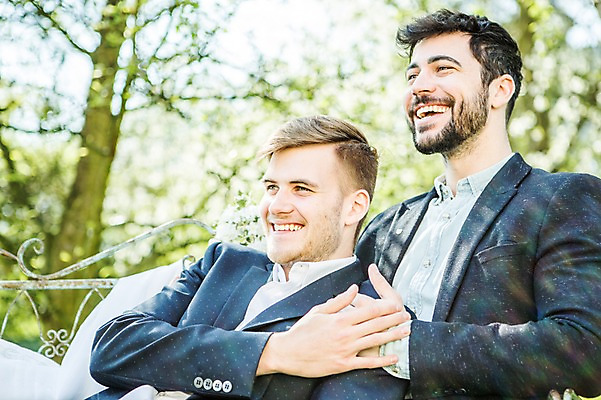 포토 JPG 주간 서양인 외국인 커플 응시 남자 행복 벤치 미소 사람 앉기 정장 상반신 20대 성인 야외 두명 옆모습 손잡기 기댐 다정 동성애자 성인남자만 국내포토 자연요소 시선 옷 감정 뷰포인트 컨셉 의자 관계 모션 표정 인종 청년 남자만 성인만 파일형식 성소수자