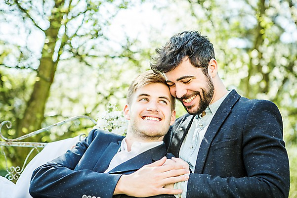 포토 JPG 주간 서양인 외국인 커플 응시 남자 행복 미소 사람 앉기 상반신 20대 성인 야외 두명 옆모습 손잡기 기댐 다정 동성애자 성인남자만 국내포토 자연요소 시선 감정 뷰포인트 컨셉 관계 모션 표정 인종 청년 남자만 성인만 파일형식 성소수자