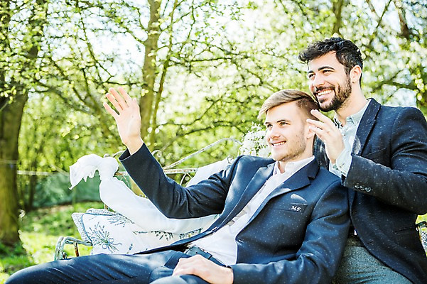 포토 JPG 주간 서양인 외국인 커플 응시 남자 행복 벤치 미소 사람 앉기 정장 상반신 20대 성인 야외 두명 앞모습 옆모습 손들기 기댐 다정 인사 동성애자 성인남자만 국내포토 자연요소 시선 옷 감정 뷰포인트 컨셉 의자 관계 모션 표정 인종 청년 예절 남자만 성인만 파일형식 성소수자