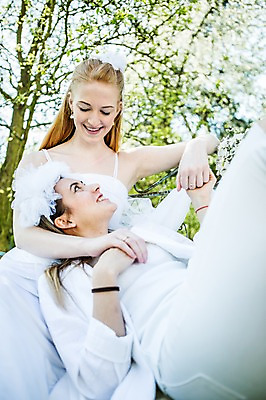 포토 JPG 주간 서양인 외국인 커플 여자 행복 웨딩드레스 결혼 벤치 면사포 미소 사람 앉기 상반신 20대 성인 야외 두명 앞모습 옆모습 눕기 마주보기 손잡기 다정 동성애자 무릎베개 성인여자만 국내포토 자연요소 드레스 감정 뷰포인트 컨셉 의자 관계 모션 표정 인종 이벤트 청년 결혼소품 여자만 성인만 파일형식 성소수자