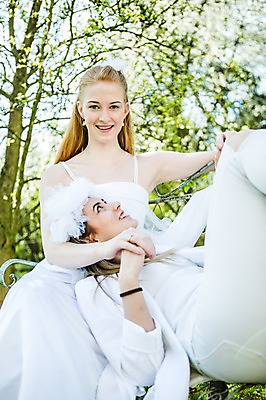 포토 JPG 주간 서양인 외국인 커플 응시 여자 행복 웨딩드레스 결혼 벤치 면사포 미소 사람 앉기 상반신 20대 성인 야외 두명 앞모습 옆모습 눕기 손잡기 다정 동성애자 무릎베개 성인여자만 국내포토 자연요소 시선 드레스 감정 뷰포인트 컨셉 의자 관계 모션 표정 인종 이벤트 청년 결혼소품 여자만 성인만 파일형식 성소수자