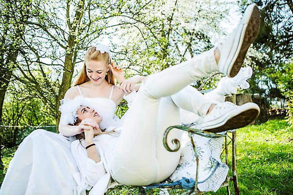 포토 JPG 주간 전신 서양인 외국인 커플 응시 여자 행복 웨딩드레스 결혼 벤치 면사포 미소 사람 앉기 20대 성인 야외 두명 앞모습 옆모습 눕기 마주보기 손잡기 화목 다정 동성애자 다리들기 무릎베개 성인여자만 국내포토 자연요소 시선 드레스 감정 뷰포인트 컨셉 의자 관계 모션 표정 인종 이벤트 청년 결혼소품 여자만 성인만 파일형식 성소수자