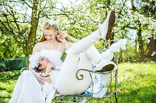 포토 JPG 주간 전신 서양인 외국인 커플 여자 행복 웨딩드레스 결혼 벤치 결혼식 면사포 미소 사람 앉기 상반신 20대 성인 야외 두명 눕기 마주보기 손잡기 다정 동성애자 다리들기 무릎베개 성인여자만 국내포토 자연요소 드레스 감정 컨셉 의자 관계 모션 표정 인종 이벤트 청년 결혼소품 여자만 성인만 파일형식 성소수자