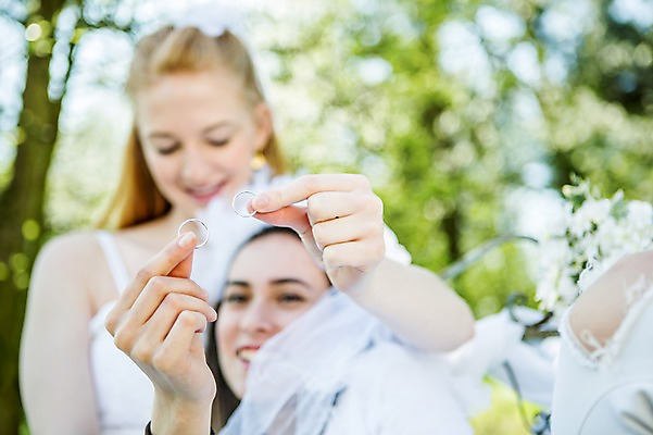 포토 JPG 주간 서양인 외국인 커플 여자 행복 웨딩드레스 결혼 면사포 미소 들기 사람 근접촬영 상반신 20대 성인 야외 두명 앞모습 신체부위 다정 양손 결혼반지 동성애자 성인여자만 국내포토 자연요소 손 드레스 감정 뷰포인트 컨셉 관계 모션 표정 인종 이벤트 청년 반지 결혼소품 여자만 성인만 파일형식 성소수자