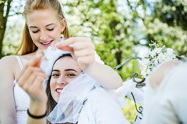 포토 JPG 주간 서양인 외국인 커플 응시 여자 행복 부케 웨딩드레스 결혼 결혼식 면사포 미소 들기 사람 상반신 20대 성인 야외 두명 앞모습 다정 결혼반지 동성애자 성인여자만 국내포토 자연요소 시선 드레스 감정 뷰포인트 꽃다발 컨셉 관계 모션 표정 인종 이벤트 청년 반지 결혼소품 여자만 성인만 파일형식 성소수자